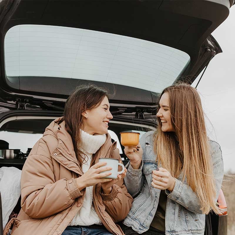 Dos amigas tomando café coche