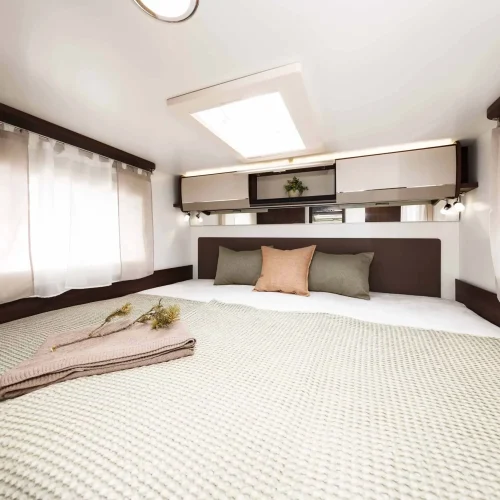 Cama de matrimonio en autocaravana